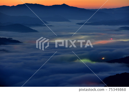 Sea of clouds in the Toyooka basin from Mt. Kuruhi Sea of clouds in the Toyooka basin from Mt. Kuruhi 75349868