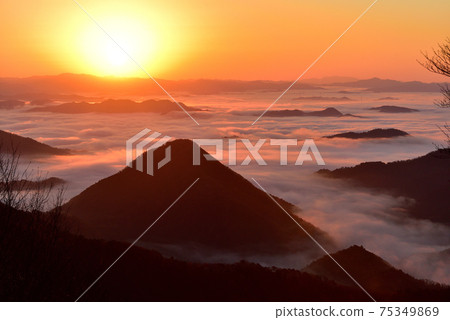 Sea of clouds in the Fukuchiyama basin from Mt. Oe Sea of clouds in the Fukuchiyama basin from Mt. Oe 75349869