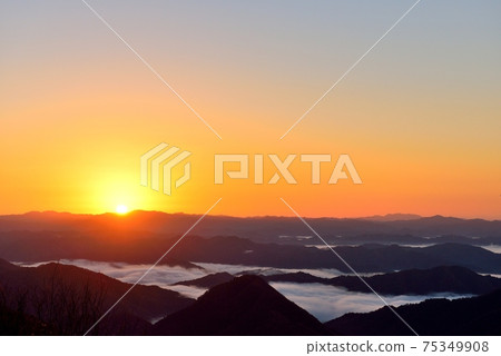 大江山的福知山盆地的雲海 大江山的福知山盆地的雲海 75349908