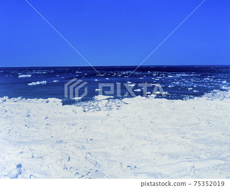 北海道斜里鎮流冰和藍天 北海道斜里鎮流冰和藍天 75352019