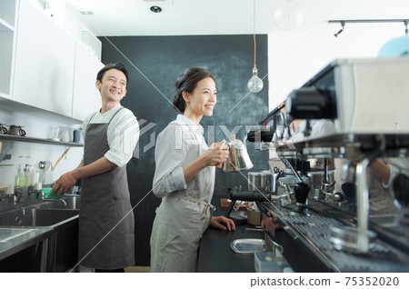 Photo of people working in a cafe 75352020