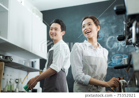 Photo of a woman working in a cafe 75352021