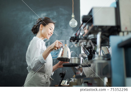 Cafe clerk female 75352296