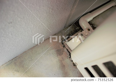 Dirty veranda around the outdoor unit 75352526