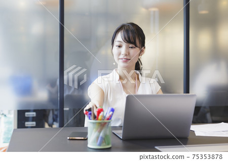 辦公桌工作女性商業場景 75353878