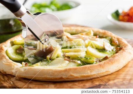 Pizza with potato and bacon basil sauce Pizza with potato and bacon basil sauce 75354113