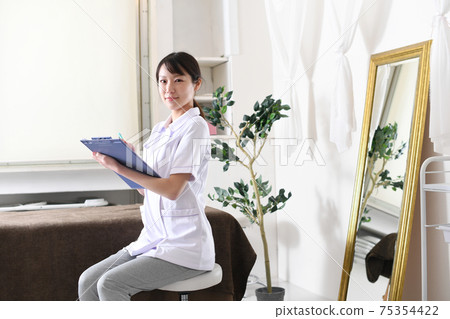 一件白大褂的年輕女子(醫務工作者) 一件白大褂的年輕女子(醫務工作者) 75354422
