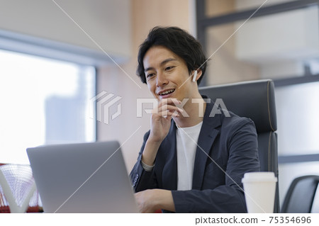 在辦公室里工作的人在線會議在線會議 75354696