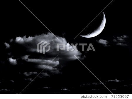 The moon in the night sky 75355097