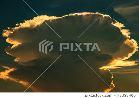 在夕陽下隨著線條燈光出現的積雨雲 75355406