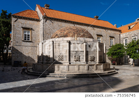 Big Onofrio Fountain built by Onofrio della Cava in 1438 in Dubrovnik, Croatia Big Onofrio Fountain built by Onofrio della Cava in 1438 in Dubrovnik, Croatia 75356745