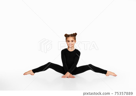 child girl sitting on a transverse twine. child girl sitting on a transverse twine. 75357889