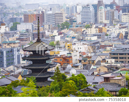 從坂本龍馬墓看的五層寶塔和京都的城市景觀 從坂本龍馬墓看的五層寶塔和京都的城市景觀 75358018