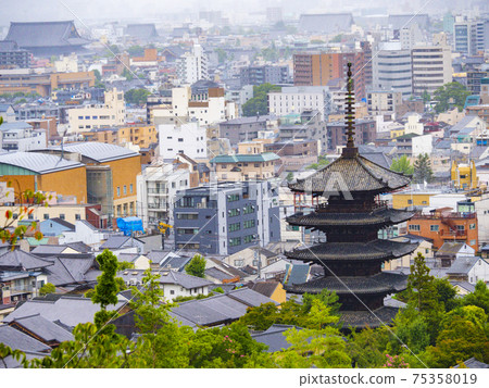 從坂本龍馬墓看的五層寶塔和京都的城市景觀 75358019