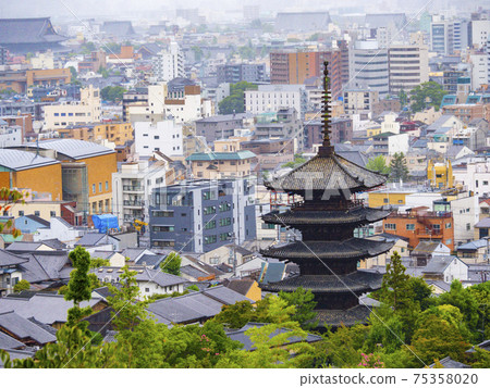 The five-storied pagoda of Hokanji Temple and the cityscape of Kyoto seen from the tomb of Ryoma Sakamoto 75358020