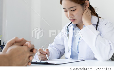 Doctor is currently diagnosing the disease and giving advice to psychiatric patients, Checking the history and medical conditions in a clinic or hospital, Health care counseling. Doctor is currently diagnosing the disease and giving advice to psychiatric patients, Checking the history and medical conditions in a clinic or hospital, Health care counseling. 75358153