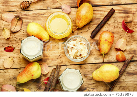 Ginger smoothie with pear. 75359073