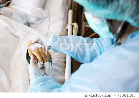 Asian patient's hand with an attached pulse oximeter on finger for monitoring,daughter holding mother's hand,look after elderly in a coma,seriously ill patient,intensive care in ICU room at hospital Asian patient's hand with an attached pulse oximeter on finger for monitoring,daughter holding mother's hand,look after elderly in a coma,seriously ill patient,intensive care in ICU room at hospital 75361103