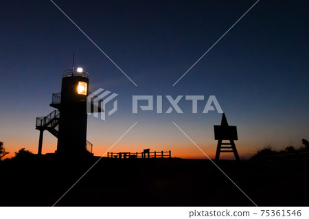 夕陽下照耀的燈塔夕陽下照耀的燈塔長崎縣一月島縣一月島 75361546