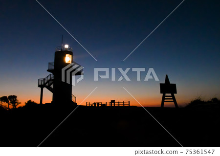 夕陽下照耀的燈塔夕陽下照耀的燈塔長崎縣一月島縣一月島 75361547