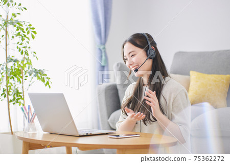 做遠距辦公的年輕女子 做遠距辦公的年輕女子 75362272