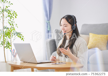 做遠距辦公的年輕女子 做遠距辦公的年輕女子 75362273