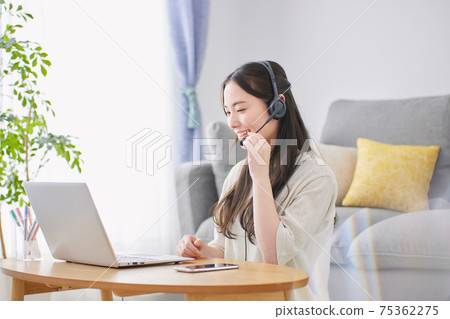 做遠距辦公的年輕女子 75362275
