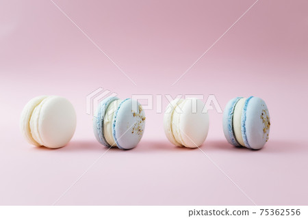 White and blue macaroons on the table, macaroons on pink background 75362556