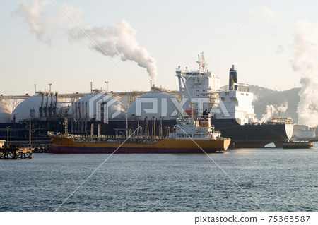 在水島石油綜合體的液化天然氣船處理貨物的視圖 75363587