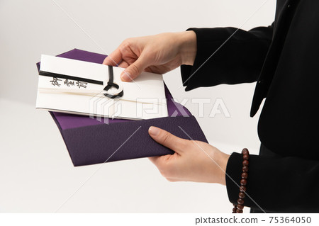 一個女人在一個哀悼袋 75364050