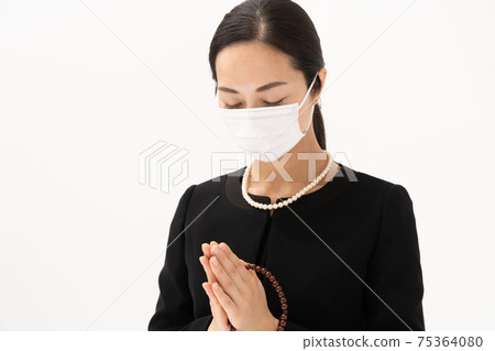 Woman in mourning dress Gassho mask 75364080