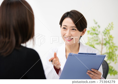 醫學圖像面對面的醫生和患者美容 75364279