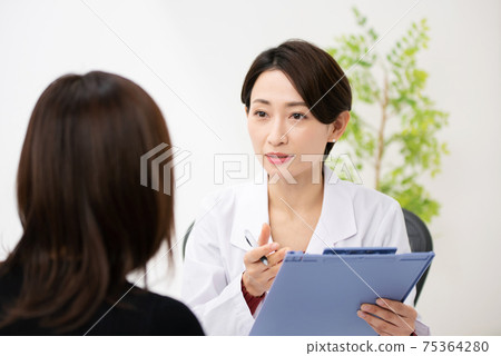 醫學圖像面對面的醫生和患者美容 75364280