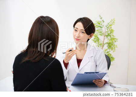 醫學圖像面對面的醫生和患者美容 75364281