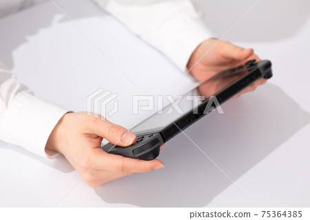 女性待在家裡玩遊戲 75364385