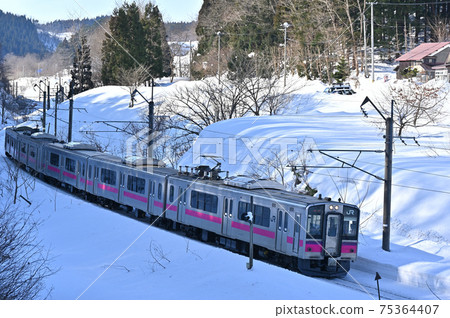 積雪覆蓋的奧羽幹線（701系列車） 75364407