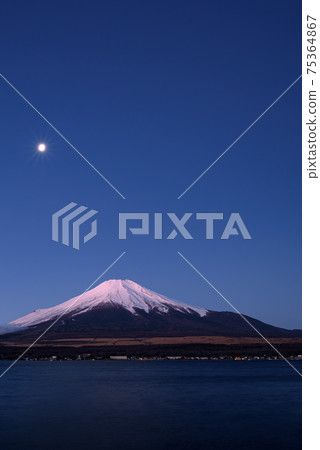 富士山和冬季的月光 75364867