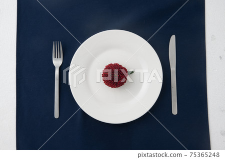 板上的紅色花，刀和叉3 75365248