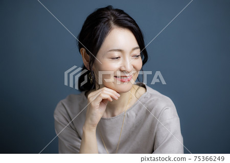 Women beauty hair care 75366249