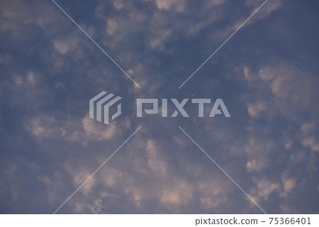 春天的鱗片雲和半個月亮 春天的鱗片雲和半個月亮 75366401