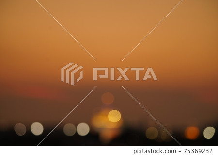 Wat Saket,在泰國曼谷的金山寺的照明的夜景 Wat Saket,在泰國曼谷的金山寺的照明的夜景 75369232