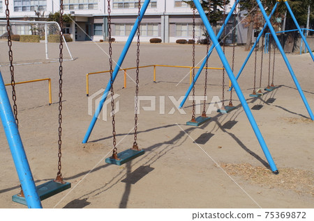 Swing in the elementary school playground 75369872