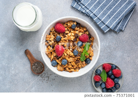 Granola with berries in a bowl Granola with berries in a bowl 75371001