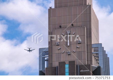 日本東京城市景觀，NTT Docomo Yoyogi大廈（Docomo塔），飛機等的視圖。 75371753
