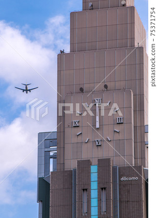 日本東京城市景觀，NTT Docomo Yoyogi大廈（Docomo塔），飛機等的視圖。 75371754