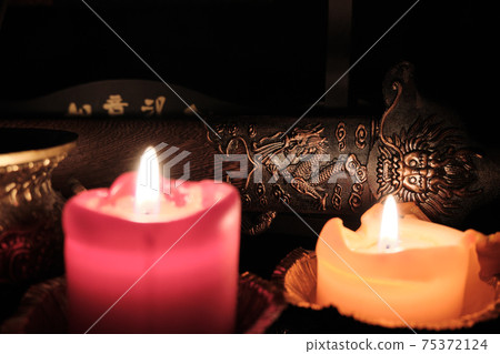 Candlelight illuminates the scabbard of an ancient Chinese sword with dragon Candlelight illuminates the scabbard of an ancient Chinese sword with dragon 75372124