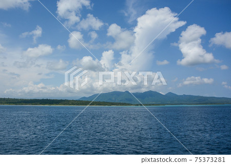 Beautiful tropical sea with blue sky Beautiful tropical sea with blue sky 75373281