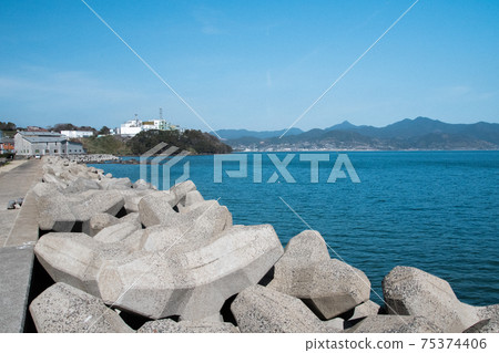 Tetrapod piled up on the coastline 75374406