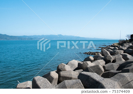 Tetrapod piled up on the coastline 75374409