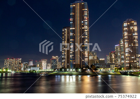 <Tsukishima, Tokyo> Night view image of high-rise condominiums 75374922